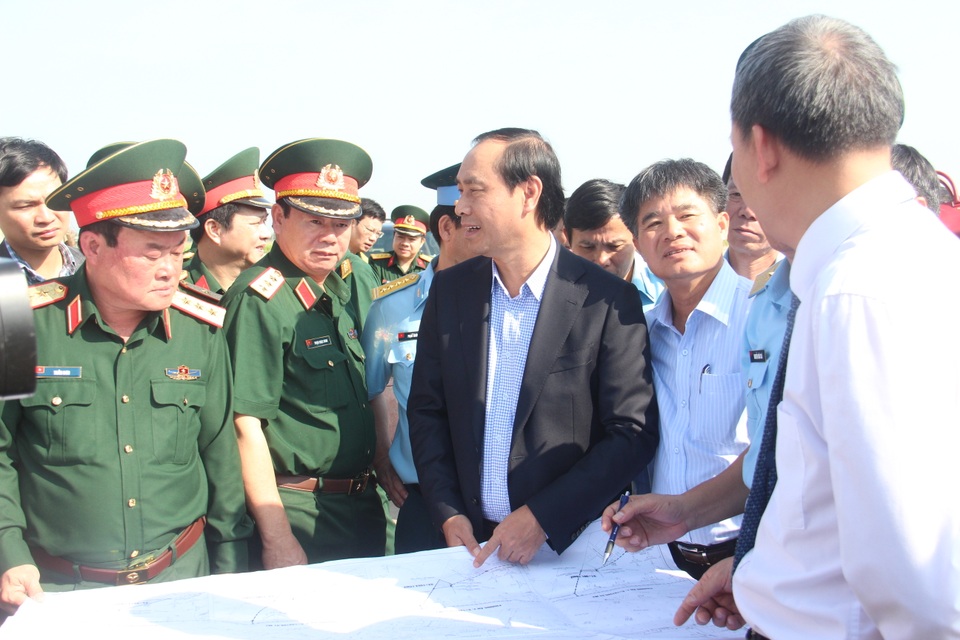 Bộ Quốc phòng bàn giao 21 ha đất để mở rộng sân bay Tân Sơn Nhất - 2 
Lãnh đạo Bộ GTVT và Bộ Quốc phòng trao đổi về 21 ha đất vừa được bàn giao để mở rộng sân bay Tân Sơn Nhất