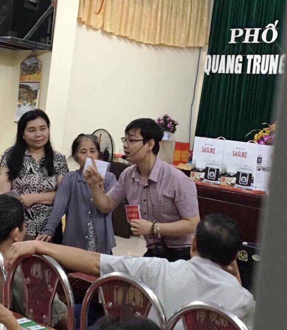 Nhà văn hóa biến thành nơi bán hàng lừa dân? - 3
Nhân viên một công ty đang quảng cáo sản phẩm trong nhà văn hóa