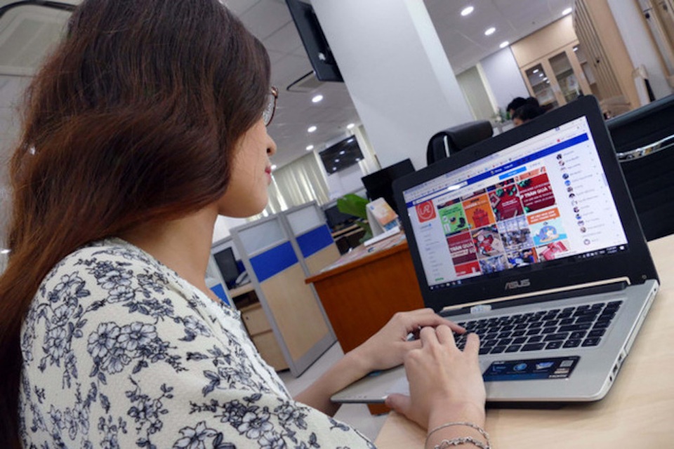 Nhiều "chiêu" lạ "né" thuế kinh doanh qua facebook - 1 Người bán hàng online nghĩ đủ cách để tránh bị đánh thuế (Ảnh minh hoạ)