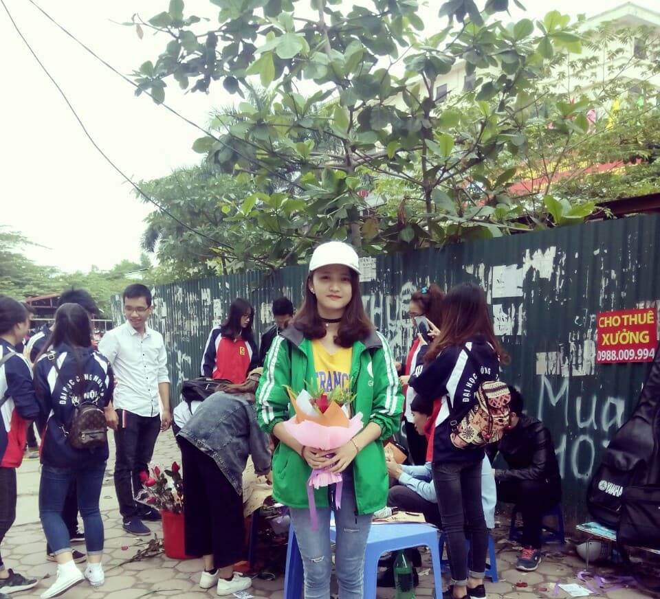 Sự thật về tiệm hoa sinh viên “10.000 một bông, tặng kèm cái ôm” đang xôn xao - 4