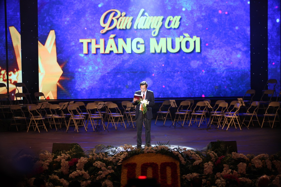 Thắm thiết tình Nga - Việt trong “Bản hùng ca tháng Mười” - 1 Nhà báo Thuận Hữu - Tổng Biên tập báo Nhân dân phát biểu khai mạc chương trình.