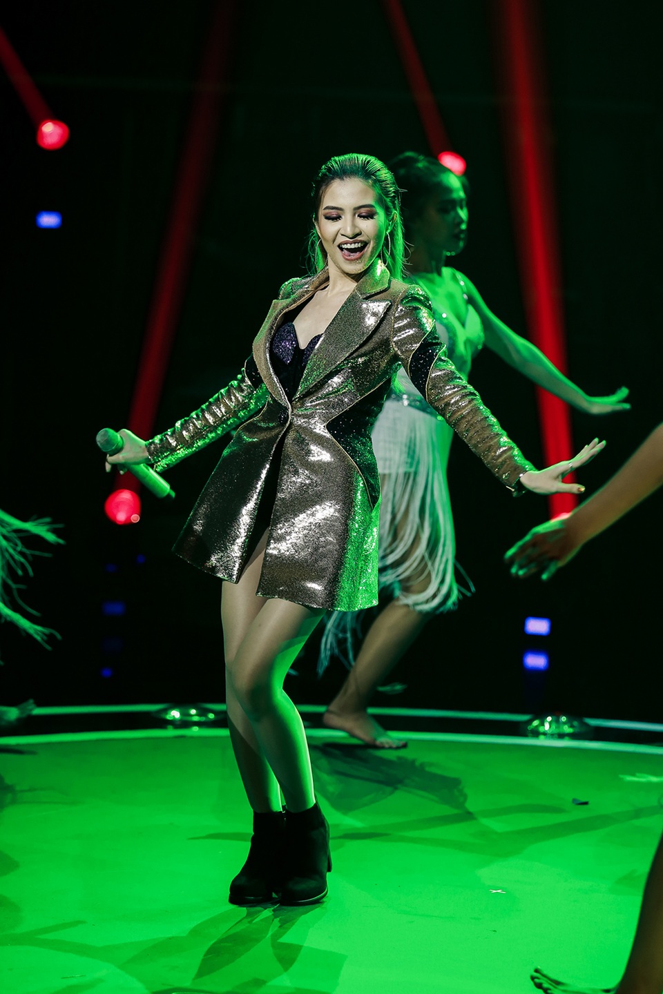 Liz Kim Cương đăng quang ngôi vị quán “Bạn là ngôi sao” mùa đầu tiên - 8 Hồng Vịnh thể hiện ca khúc “Theo em về nhà” do chính mình sáng tác. Với chất nhạc dân ca pha trộn dòng nhạc hiện đại EDM, ca khúc Hồng Vịnh thể hiện trên sân khấu mang lại một làn gió hoàn toàn mới mẻ và đã tai.