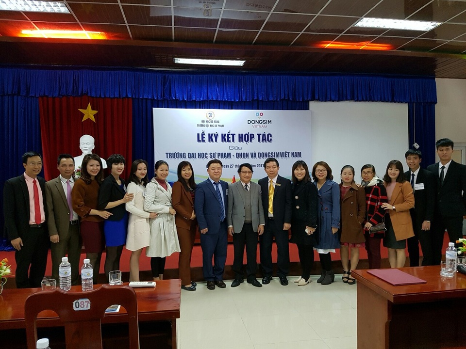 Liên kết đào tạo giáo viên mầm non mô hình cũ mà mới - 3
Ban lãnh đạo 2 bên chụp ảnh lưu niệm