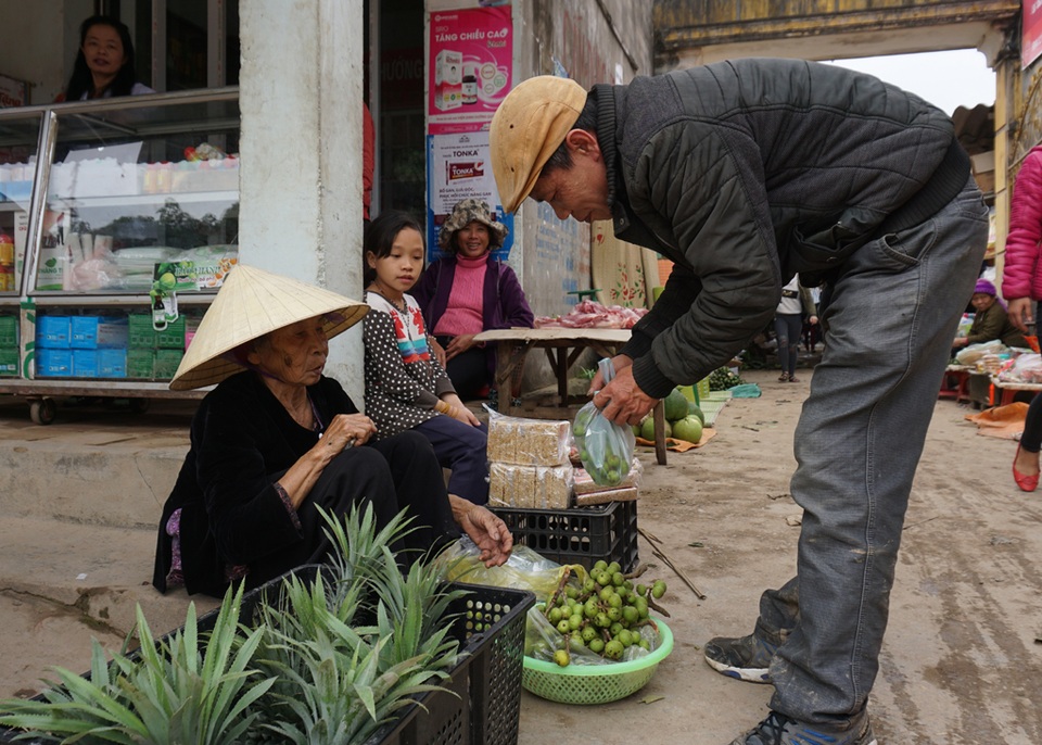 5 nghìn đồng một chùm sung. Thứ quả dân dã này cũng được người dân mua về, bày lên mâm ngũ quả với mong ước một năm sung túc, đủ đầy.