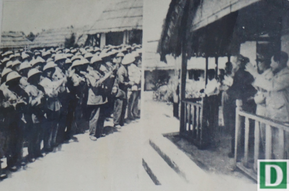 “3 khen, 4 chê, 5 dặn dò” của Bác Hồ với lực lượng vũ trang Quân khu 4 - 4 Chủ tịch Hồ Chí Minh thăm cán bộ, chiến sỹ Sư đoàn 325 - Quân khu 4 (ảnh chụp lại)