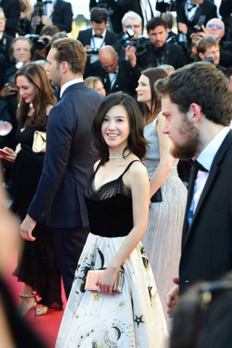 Phạm Băng Băng đẹp như nữ thần trên thảm đỏ LHP Cannes 2017 - 17
Dương Tử San