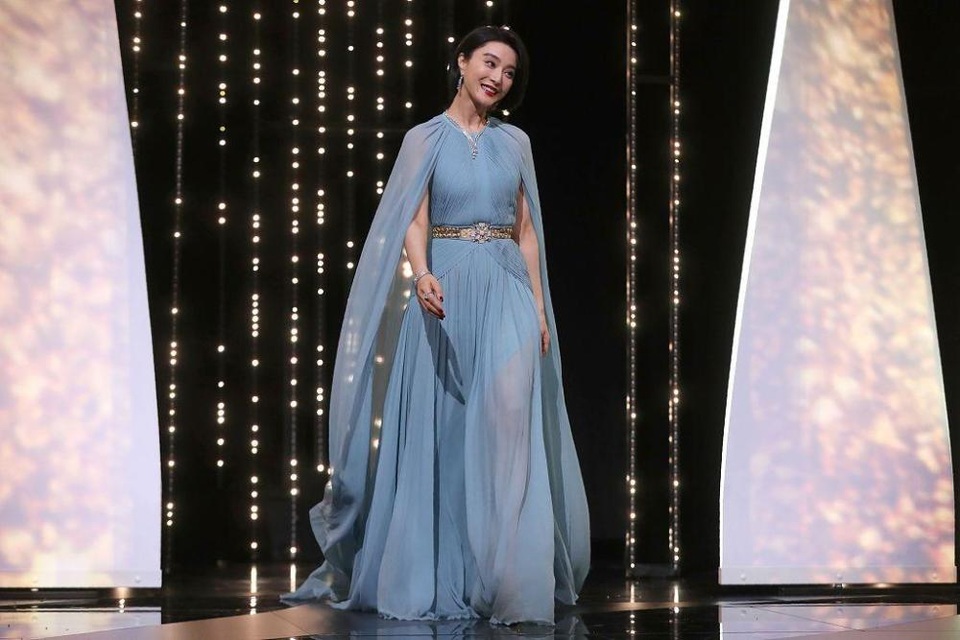 Phạm Băng Băng đẹp như nữ thần trên thảm đỏ LHP Cannes 2017 - 23
Phạm Băng Băng ra mắt người hâm mộ và quan khách với tư cách giám khảo của LHP quốc tế lần thứ 70 trên sân khấu đêm khai mạc.