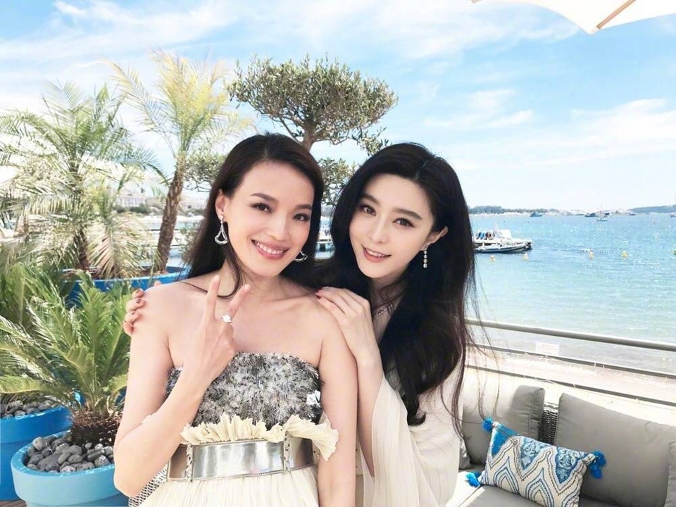 
Trước khi hội ngộ tại sự kiện chiều 23/5, Thư Kỳ và Phạm Băng Băng cũng đã có cơ hội trò chuyện và chụp hình cùng nhau tại một sự kiện quảng cáo điện ảnh Hoa ngữ tại Cannes.
