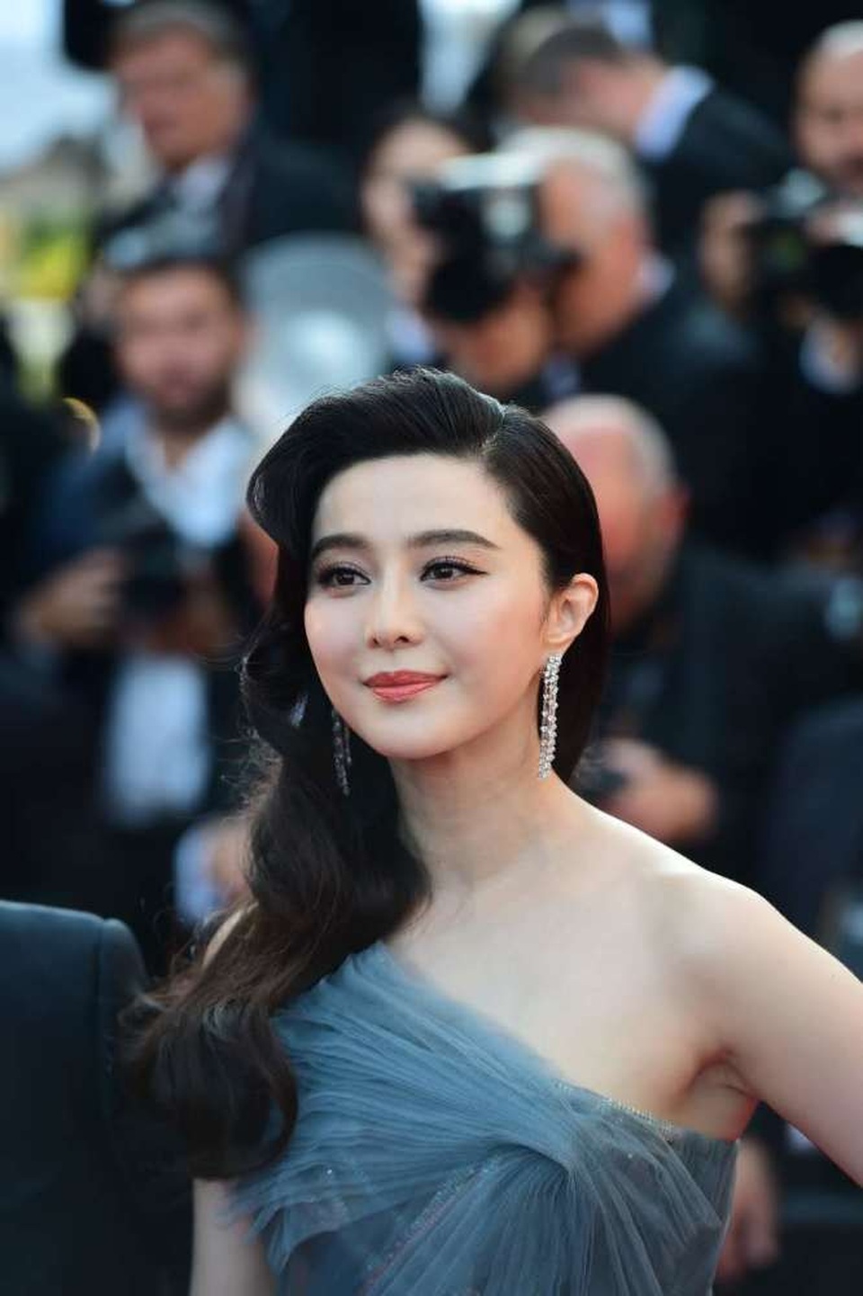 Phạm Băng Băng và mỹ nhân thế giới đọ sắc trong lễ bế mạc LHP Cannes - 5
Nữ diễn viên Trung Quốc diện một chiếc đầm dạ hội lệch vai quyến rũ và trang điểm theo phong cách tự nhiên cùng những lọn tóc cổ điển.