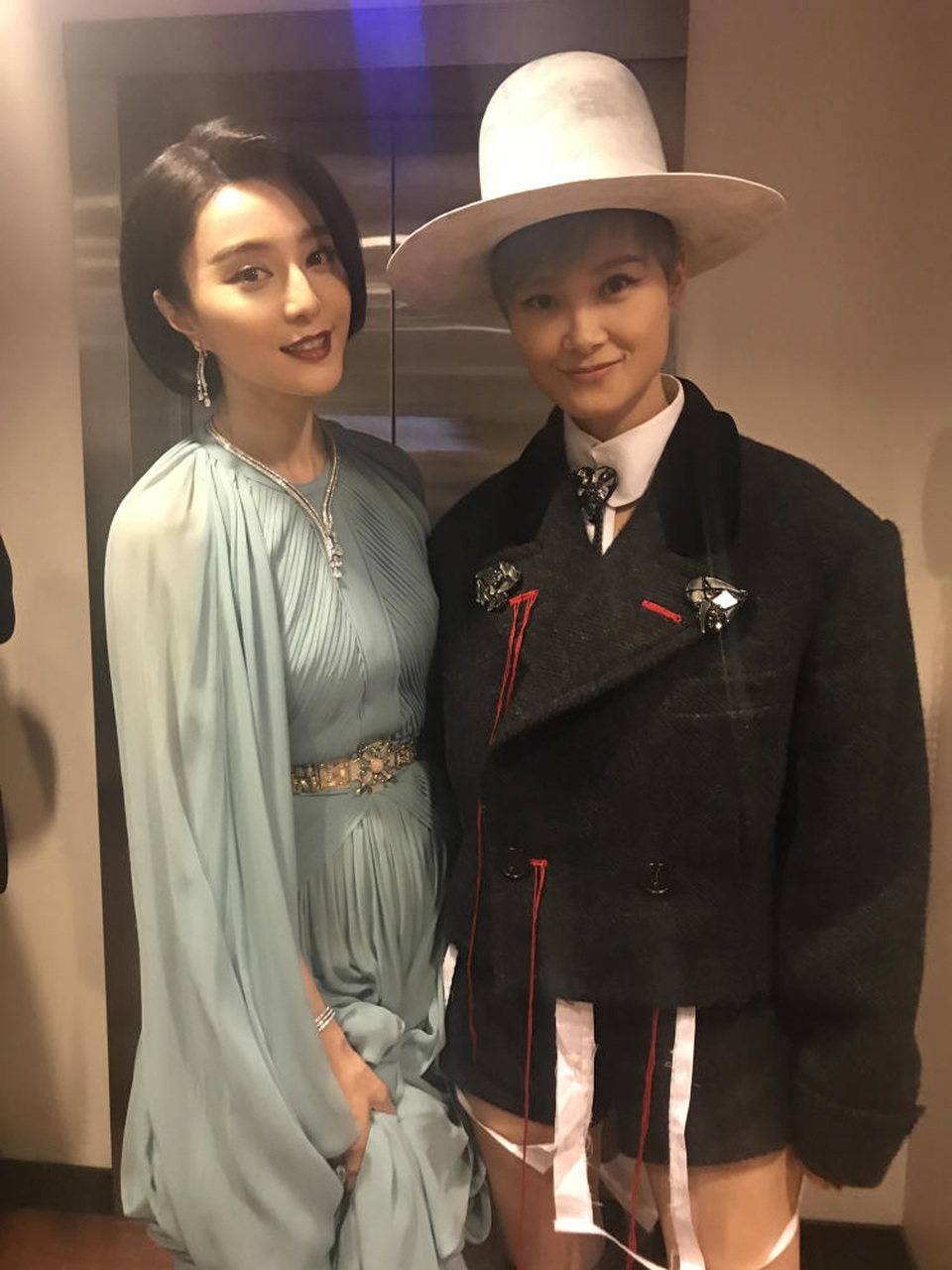 Phạm Băng Băng đẹp như nữ thần trên thảm đỏ LHP Cannes 2017 - 18
Lý Vũ Xuân và Phạm Băng Băng cùng chụp hình ở hậu trường sự kiện.