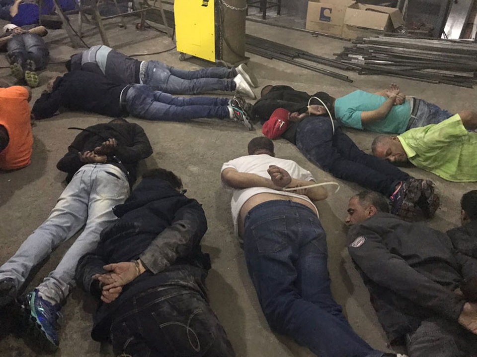 
Những tên trộm bị trói nằm trên mặt đất (Ảnh: Deic Press)
