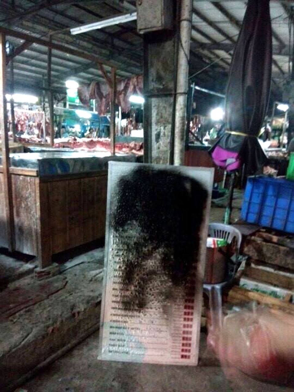 Quầy thịt sạch liên tục bị "khủng bố" sau ngày khai trương - 2 Bảng hiệu bị xịt sơn đen.