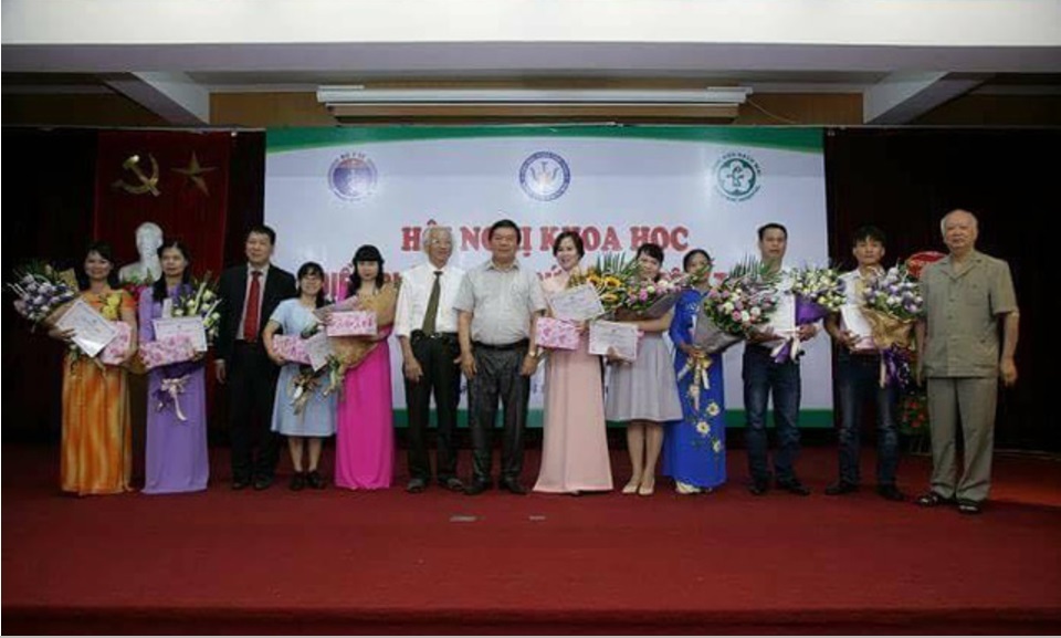 Nhóm tuổi 25 – 59 bị trầm cảm nhiều nhất - 1
PGS.TS Nguyễn Quốc Anh trao tặng hoa cho các điều dưỡng viên tiêu biểu.