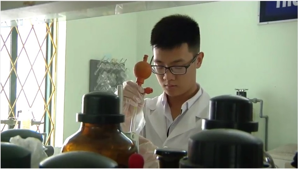 Độc đáo công nghệ tái sinh dầu nhờn thải tối ưu của học sinh chuyên Hóa - 1
Cậu học trò đam mê nghiên cứu khoa học Nguyễn Đức Minh.