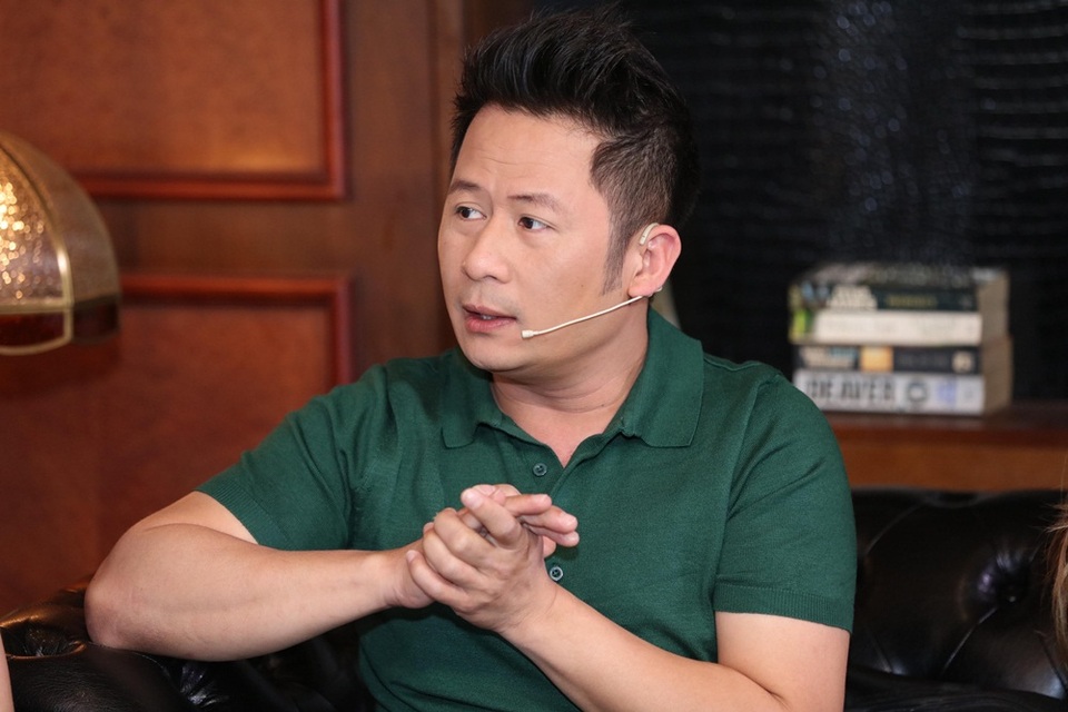 Bằng Kiều: “Nhiều khán giả hỏi tôi tại sao không lấy Minh Tuyết?” - 2 Bằng Kiều cho biết, có khán giả hỏi anh rằng sao không để râu quai nón, nam ca sĩ có cách lí giải hài hước: sợ lúc hát nó vướng vào micro lại không dứt ra được.