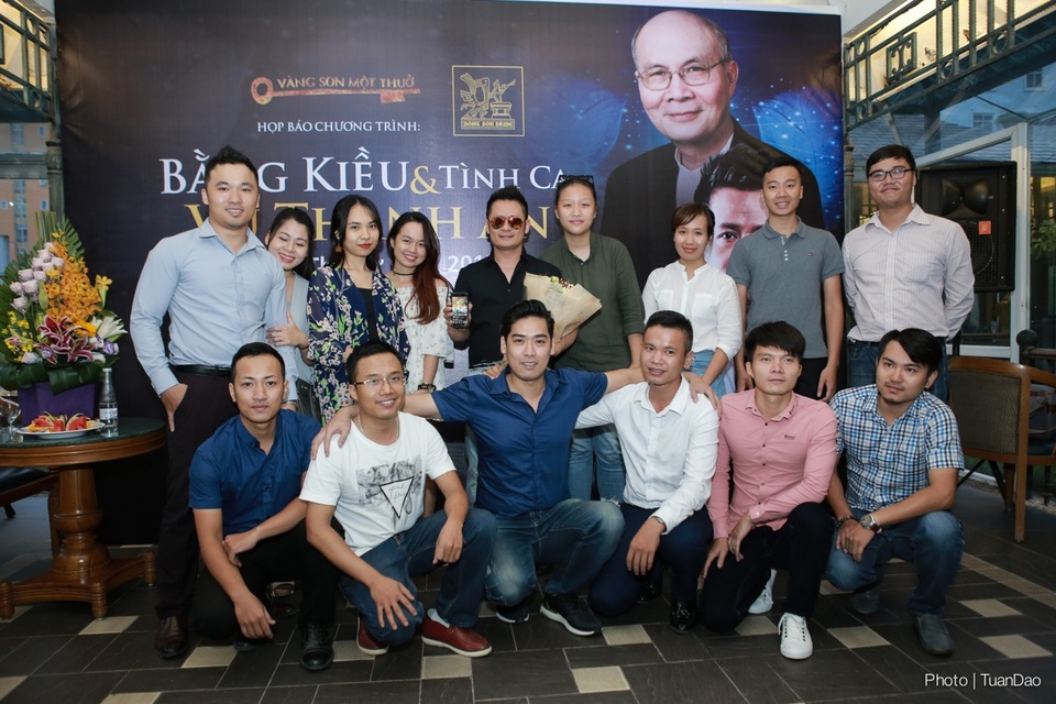 Bằng Kiều lần đầu trải lòng về cuộc sống sau khi chia tay Dương Mỹ Linh - 1 Bằng Kiều cùng những người hâm mộ đã đồng hành với anh nhiều năm qua. Ảnh: Tuấn Đào.