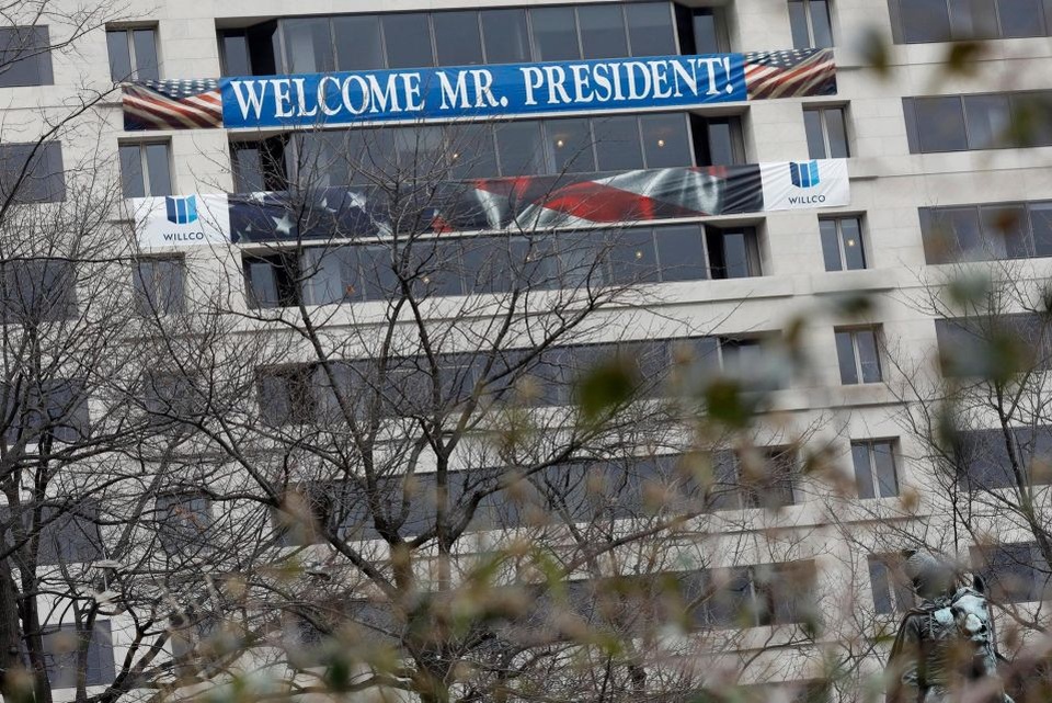 Washington tất bật chuẩn bị cho lễ nhậm chức của ông Trump - 13 Băng rôn với dòng chữ “Chào đón ngài Tổng thống” được căng tại một tòa nhà cao tầng ở Washington (Ảnh: Getty)