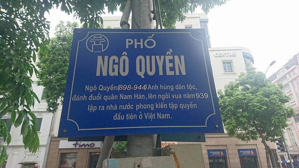 Sai năm sinh Ngô Quyền ở biển tên đường: Hà Nội sửa sai - 1 Thông tin năm sinh và năm lên ngôi vua của Ngô Quyền ở bảng tên đường này đã được sửa lại. (Ảnh chụp sáng 26/4).