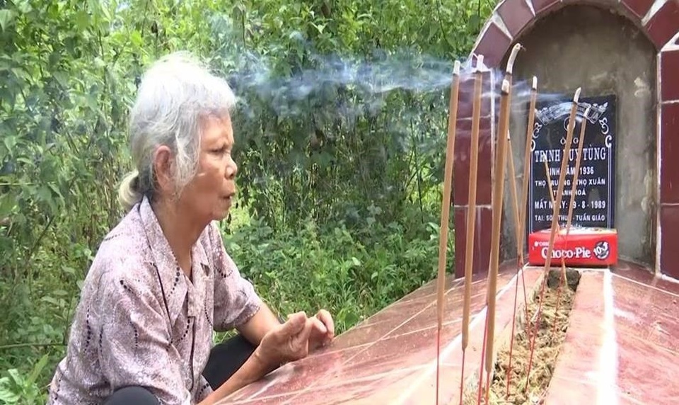Giết bố xong rồi ra ngắm trăng - tình tiết vô lý giải mã vụ án oan - 1
Bà Nga bên mộ chồng