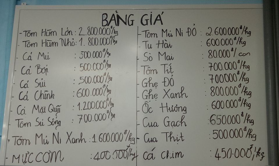 Đà Nẵng xác minh thông tin “tố” nhà hàng “chặt chém” du khách trên facebook - 2 Bảng giá niêm yết tại nhà hàng ngày 23/7
