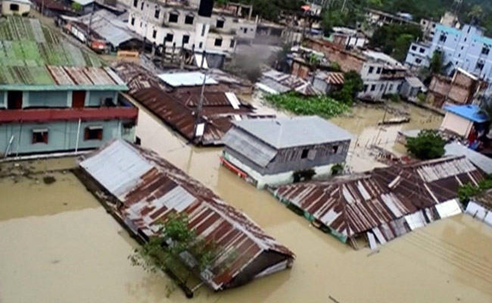 Hai thiếu niên Bangladesh bị lũ cuốn khi mải chụp ảnh "tự sướng" - 1
Lũ lụt nghiêm trọng tại Bangladesh (Ảnh: Reuters)