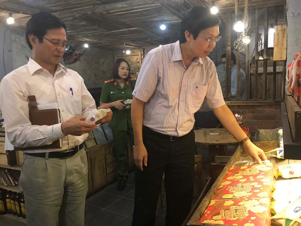 Đình chỉ hoạt động cơ sở làm bánh trung thu không đảm bảo an toàn thực phẩm - 1 Đình chỉ hoạt động cơ sở làm bánh trung thu không đảm bảo an toàn thực phẩm - 1