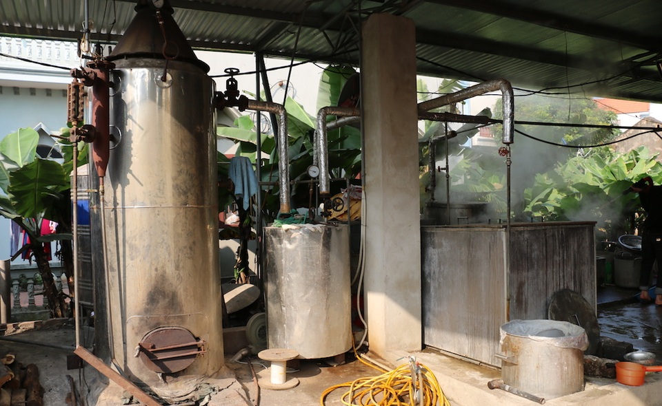 Công nghệ luộc siêu nhanh ở làng làm bánh chưng lớn nhất cả nước - 1
Hệ thống nồi hơi được dùng để luộc bánh chưng của người dân làng Tranh Khúc (xã Duyên Hà, Thanh Trì, Hà Nội). Với một nồi hơi cao hơn 3 mét, hơi nóng được dẫn qua ống tới đáy nồi bánh, khiến trong lòng nồi có sức nóng đặc biệt, vừa sâu, vừa đều. Công nghệ này giúp giảm thời gian luộc bánh từ hơn 10 tiếng xuống còn 7 tiếng đồng.
