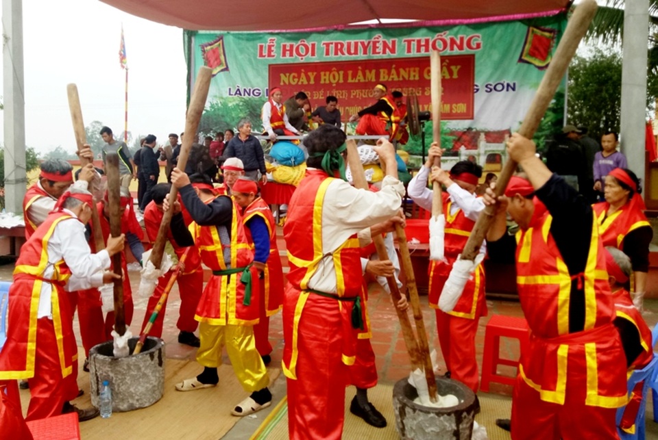 Nghi lễ làm bánh được chuẩn bị rất kỳ công từ nhiều ngày trước