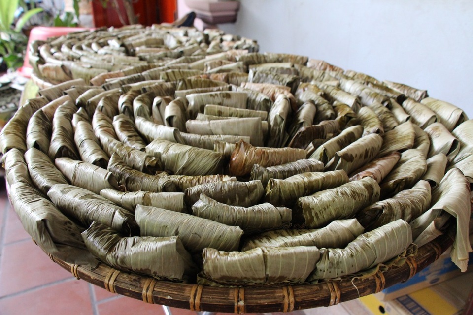 Về miền gái đẹp thưởng thức đặc sản bánh gai - 3 Những mẻ bánh đầu tiên ra lò phục vụ dịp lễ, tết là sản phẩm của quê hương Chiêm Hóa.