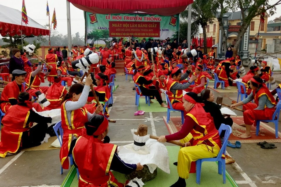 Đúng 7 giờ mọi người bắt tay vào làm bánh