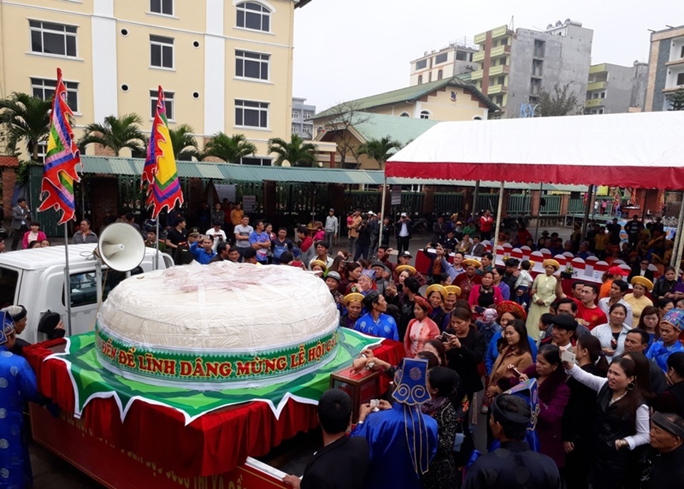 Dùng cần cẩu, ô tô vận chuyển chiếc bánh dày khổng lồ - 5 Hàng nghìn người dân và du khách đến chiêm ngưỡng chiếc bánh