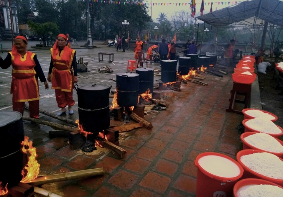 Sau khi hoàn thành, chiếc bánh được cho là lớn nhất xứ Thanh từ trước đến nay