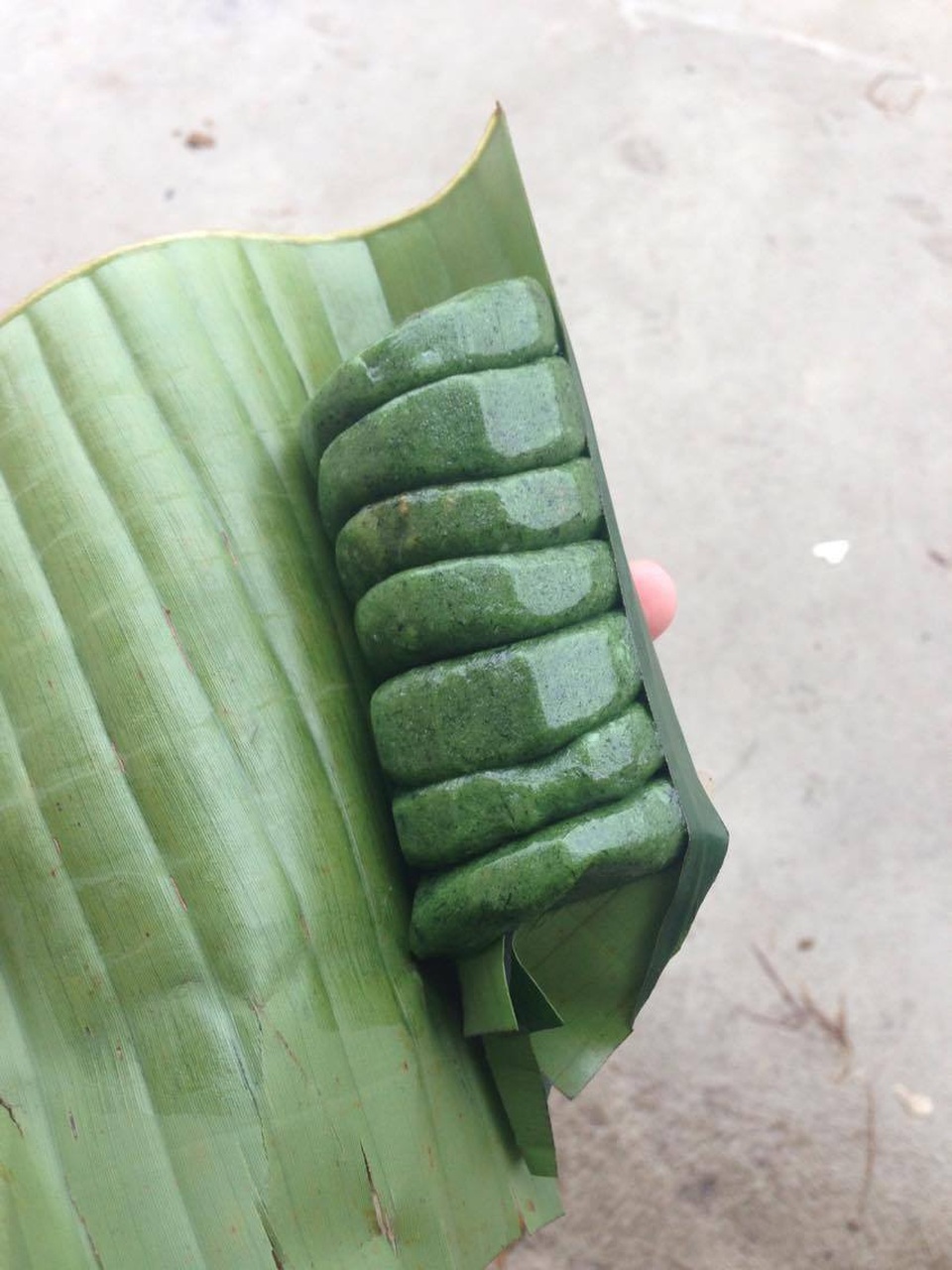 Lên vùng cao thưởng thức món bánh ngải của người Tày - 3 Bánh ngải được bán trong các buổi chợ phiên.