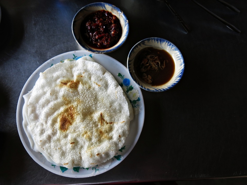 Những món ngon không nên bỏ qua khi đến Hội An - 7 Bánh đập Cẩm Nam