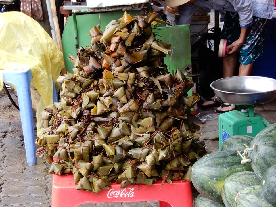 Thị trường Tết Đoan Ngọ "đìu hiu" - 2 Bánh ú tro là món ăn truyền thống của người dân miền Trung trong Tết Đoan Ngọ nhưng năm nay cũng ít người mua