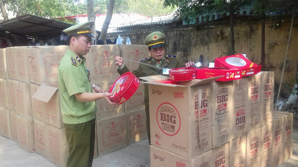 Bắt giữ hàng nghìn hộp bánh ngoại nhập lậu từ Trung Quốc - 1 Bắt giữ hàng nghìn hộp bánh ngoại nhập lậu từ Trung Quốc - 1