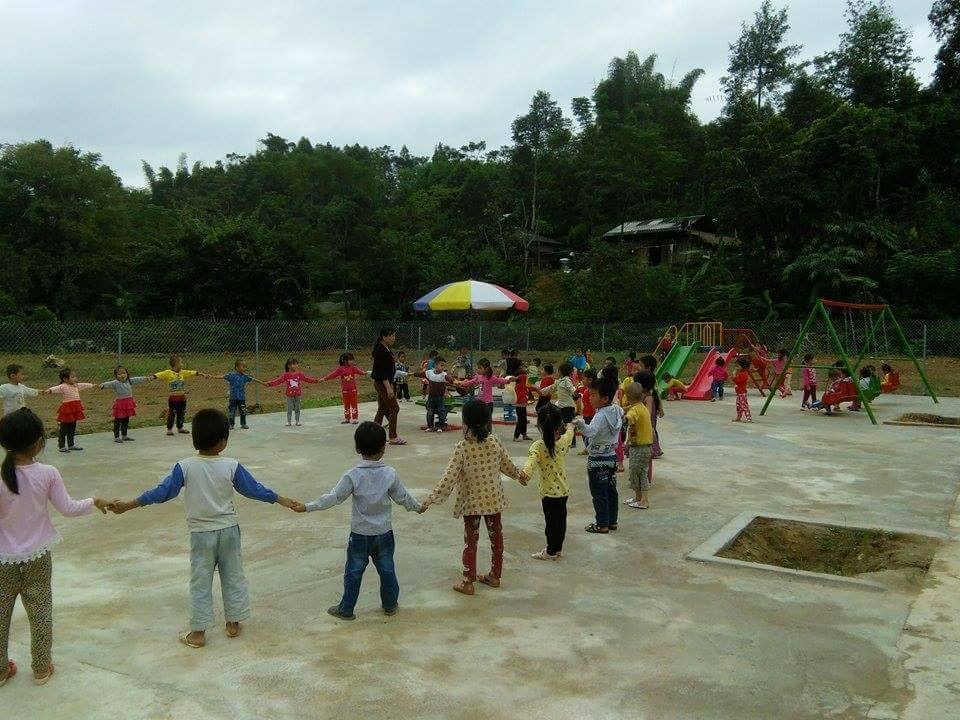 Hình ảnh ngày khai giảng đáng yêu tại trường mầm non mang tên Dân trí - 13 
Sân chơi của các bé mầm non được đầu tư rất nhiều đồ chơi như cầu trượt, xích đu