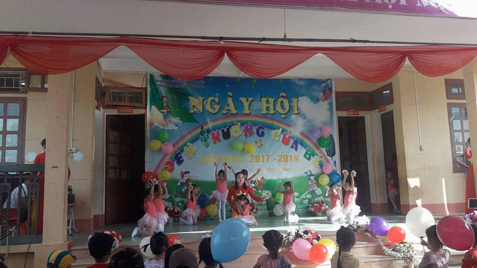Hình ảnh ngày khai giảng đáng yêu tại trường mầm non mang tên Dân trí - 4 
Sáng nay, 5/9, cô và trò điểm trường mang tên Dân trí tưng bừng chào đón ngày khai giảng năm học mới 2017 - 2018