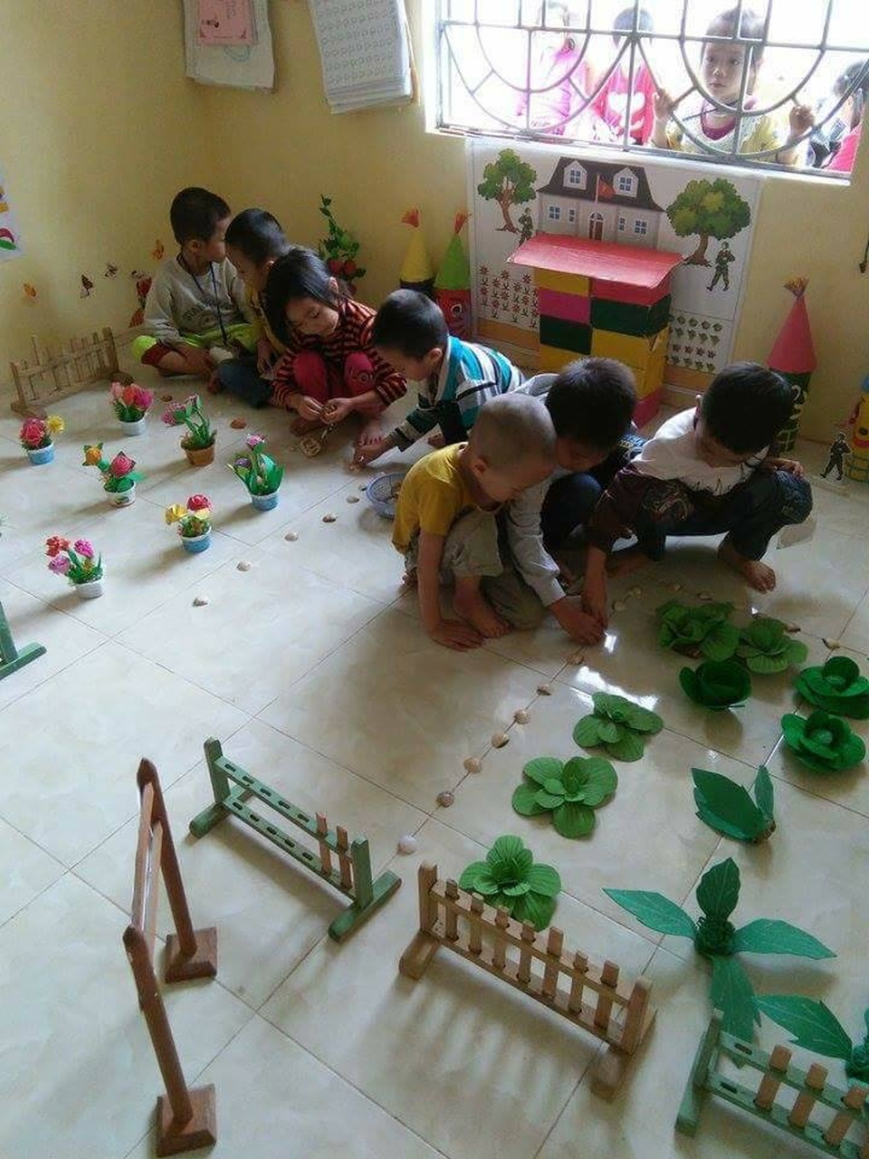 Hình ảnh ngày khai giảng đáng yêu tại trường mầm non mang tên Dân trí - 8 
Rất nhiều đồ chơi thủ công do cô và trò cùng nhau thực hiện