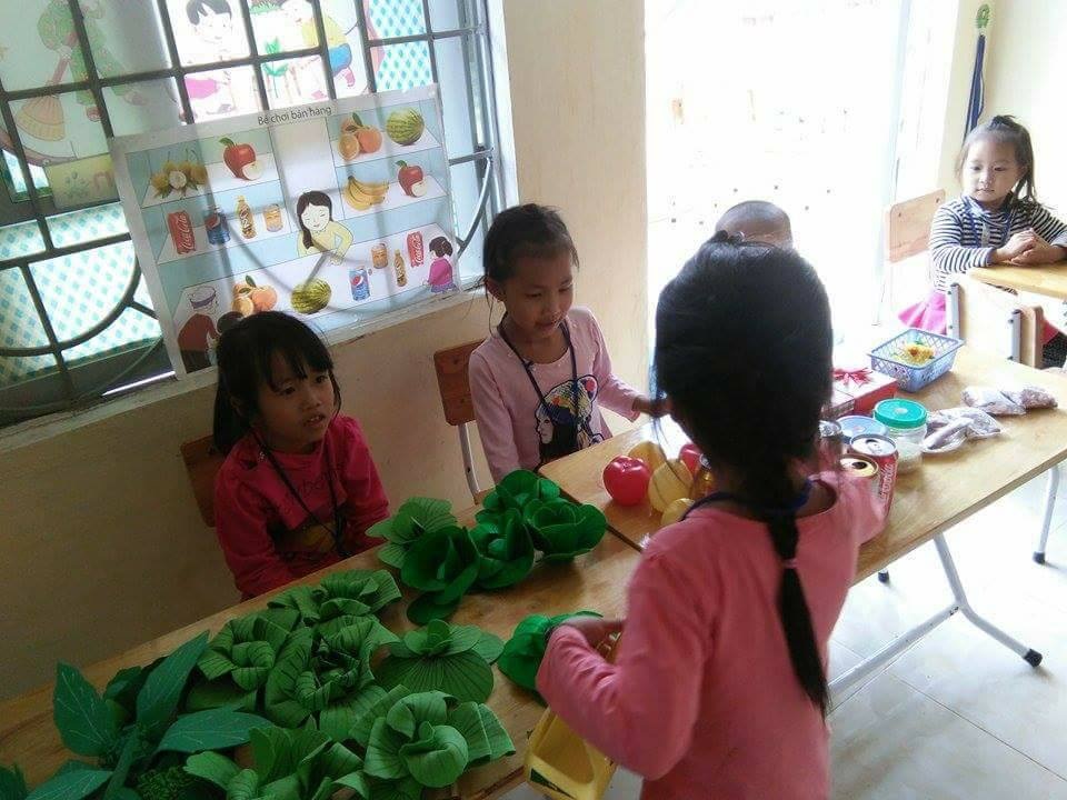 Hình ảnh ngày khai giảng đáng yêu tại trường mầm non mang tên Dân trí - 6 
Cùng học cắt dán giấy ghép bông hoa