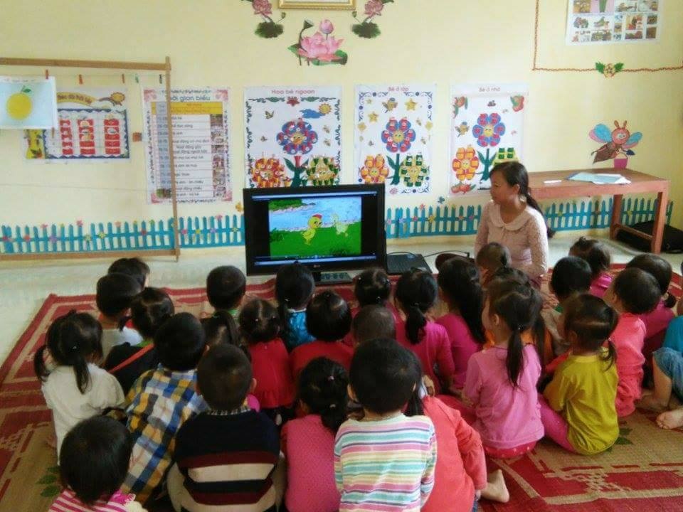 Hình ảnh ngày khai giảng đáng yêu tại trường mầm non mang tên Dân trí - 7 
Cô và trò cùng xem chương trình hoạt hình yêu thích trong phòng học khang trang, sạch đẹp