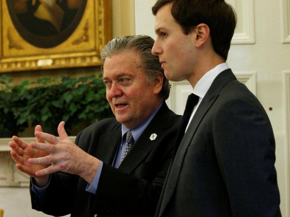 Ông Trump dàn xếp căng thẳng giữa con rể và cố vấn cấp cao tại Nhà Trắng - 1 Ông Jared Kushner (phải) và ông Steve Bannon (Ảnh: Reuters)