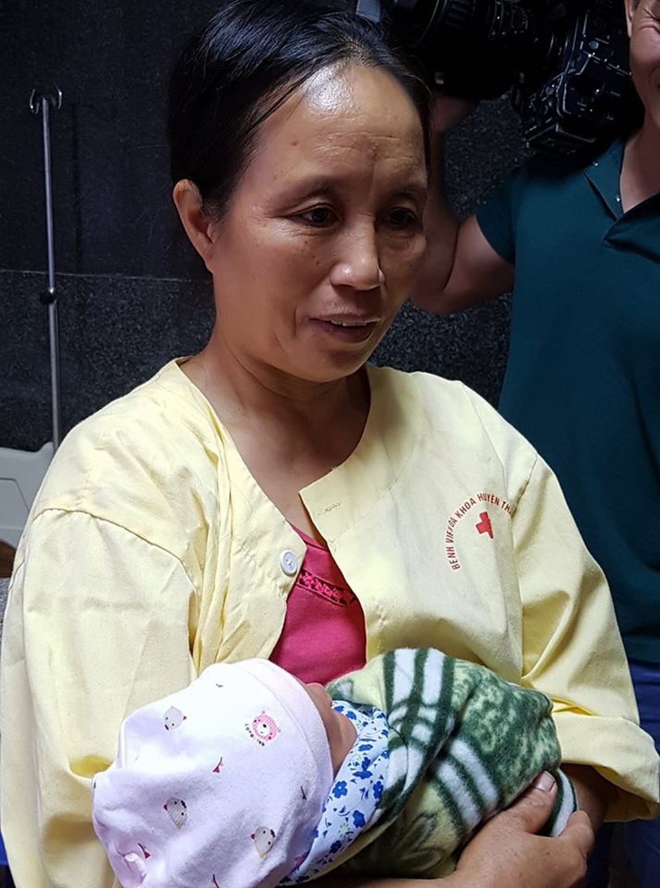 Ca phẫu thuật "thần tốc" cứu sống mẹ con thai phụ vỡ tử cung nguy kịch - 2 Ca phẫu thuật "thần tốc" cứu sống mẹ con thai phụ vỡ tử cung nguy kịch - 2