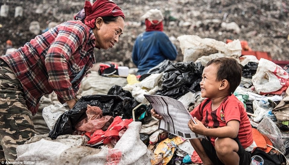 Ám ảnh bãi rác lớn nhất Đông Nam Á là chỗ ở của hàng nghìn người - 9 Nụ cười hồn hậu của con trẻ