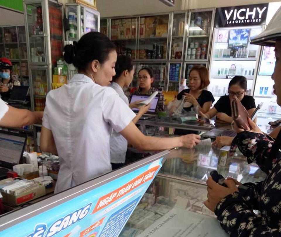 Vô tư bán thuốc không cần đơn: Thói quen hay thiếu chế tài nghiêm khắc? - 1 Hầu hết các cơ sở bán thuốc trên địa bàn Thanh Hóa đều có tình trạng bán thuốc không cần đơn