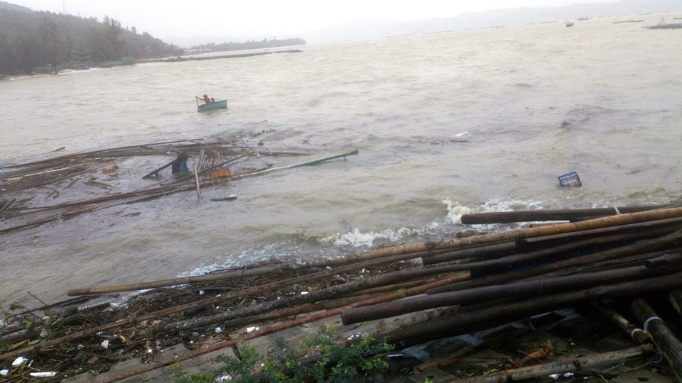"Chúng tôi không biết chạy đi đâu, 7 người hứng mưa bão cả đêm!" - 7 Hàng nghìn lồng bè tôm cá của người dân bị sóng biển cao đánh trôi