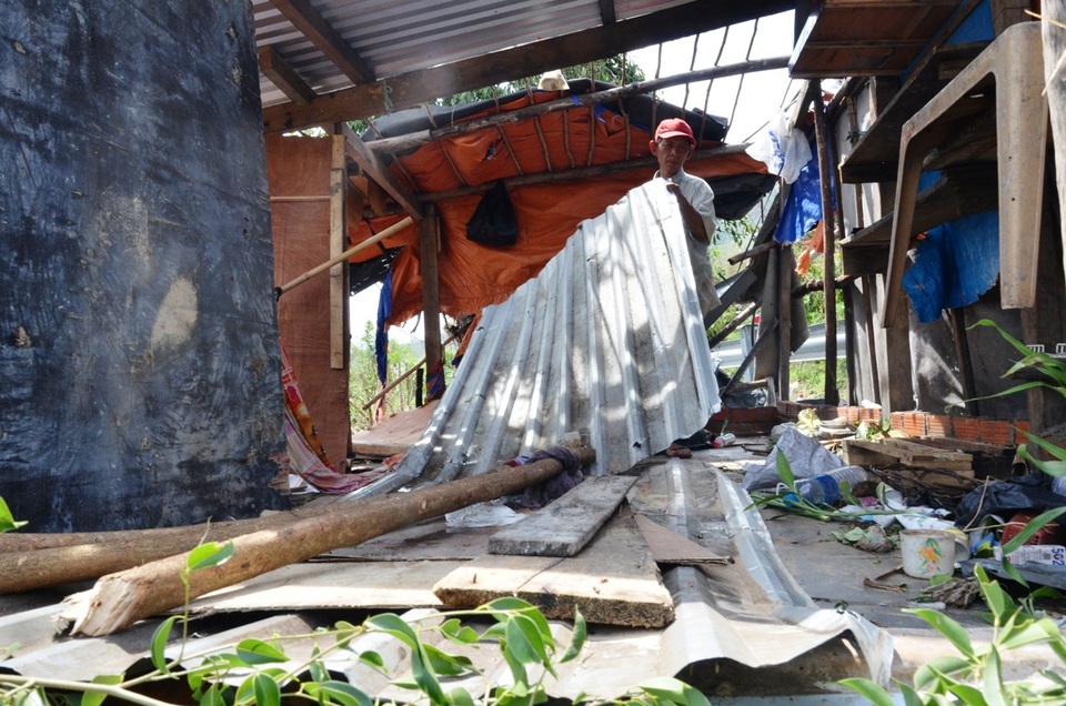 "Chúng tôi không biết chạy đi đâu, 7 người hứng mưa bão cả đêm!" - 2 Theo ông Hoài, 20 quán nước trên Đèo Cả đều bị bão hất tung
