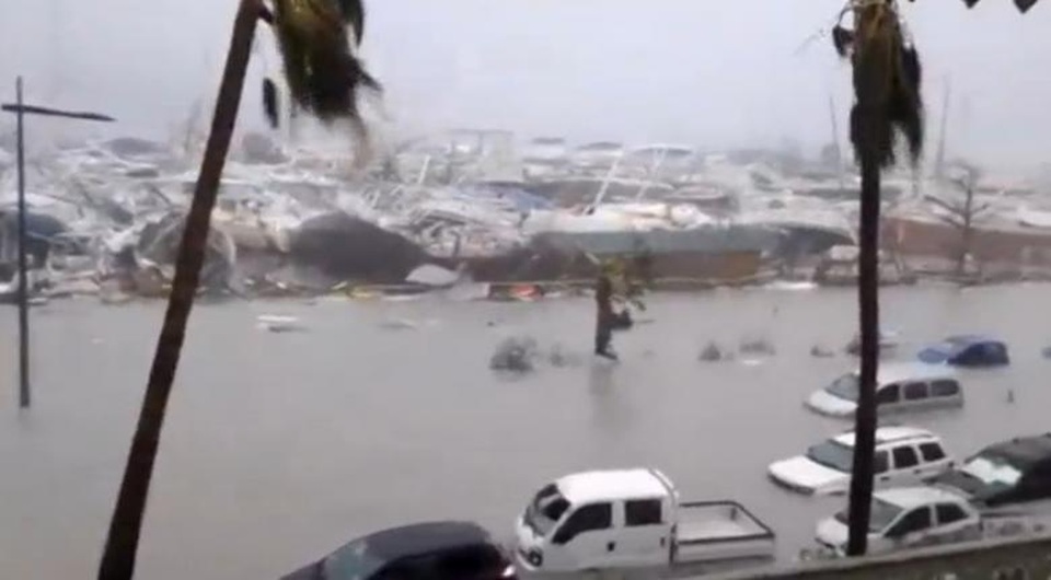 Mỹ “nín thở” trước siêu bão mạnh nhất Đại Tây Dương - 2 Bão Irma đã mạnh lên cấp 5 - cấp cao nhất trong mức cảnh báo báo của Mỹ với tốc độ gió lên tới 290 km/h. Cơn bão đã gây ngập lụt trên diện rộng, gây ra thiệt hại lớn cho các đảo ở phía bắc Caribe.
