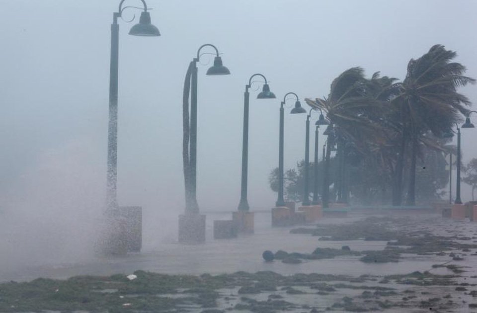 Mỹ “nín thở” trước siêu bão mạnh nhất Đại Tây Dương - 3 Irma là cơn bão mạnh nhất từng được ghi nhận tại Đại Tây Dương. Tại các khu vực ở Caribe, nhiều tòa nhà đã bị phá hủy và người dân bị mắc kẹt do mưa lớn. Tại Puerto Rico, 600.000 người đã phải sống trong tình cảnh mất điện và 50.000 người không có nước để sinh hoạt.