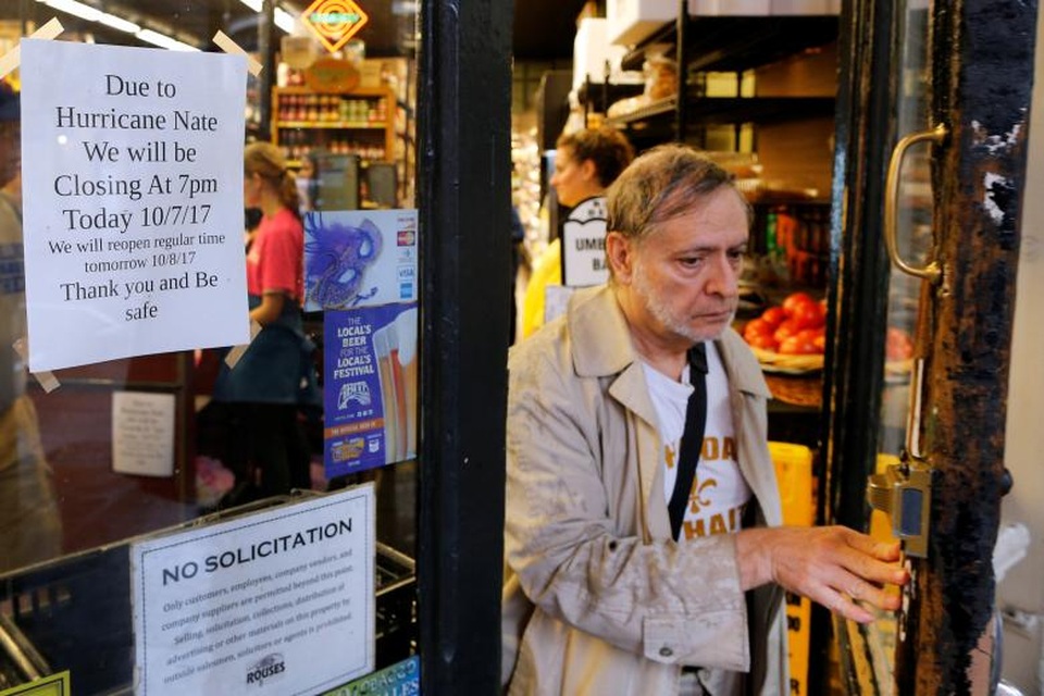 Mặc dù được dự báo không mạnh như hai siêu bão Maria và Irma hồi tháng 9, song bão Nate nhiều khả năng cũng sẽ gây ra mưa to, gió lớn cho các bang của Mỹ. Trong ảnh: Tấm biển thông báo tạm dừng hoạt động từ ngày 7/10 do bão Nate ở bên ngoài một cửa hàng thực phẩm tại New Orleans.